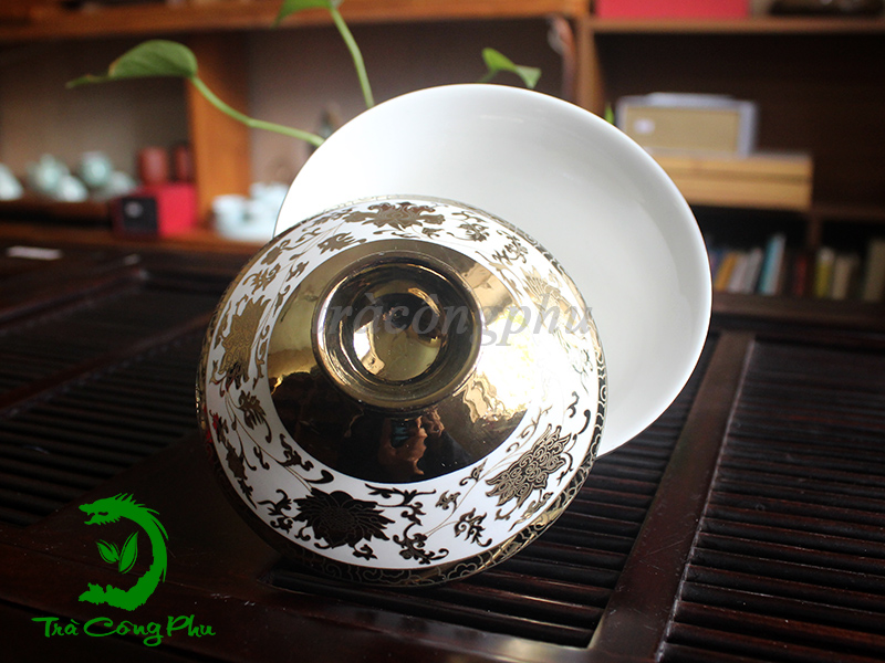 Ấm có nắp vừa khít, giúp giữ nhiệt và lưu hương khi thưởng trà